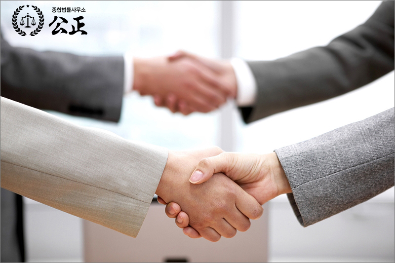 정장입고 2대2로 악수하는 모습